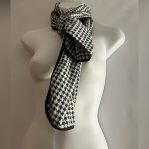 LAND’S END HOUNDSTOOTH BLACK AND CREAM IVORY PATTERN BLACK TRIM O/S